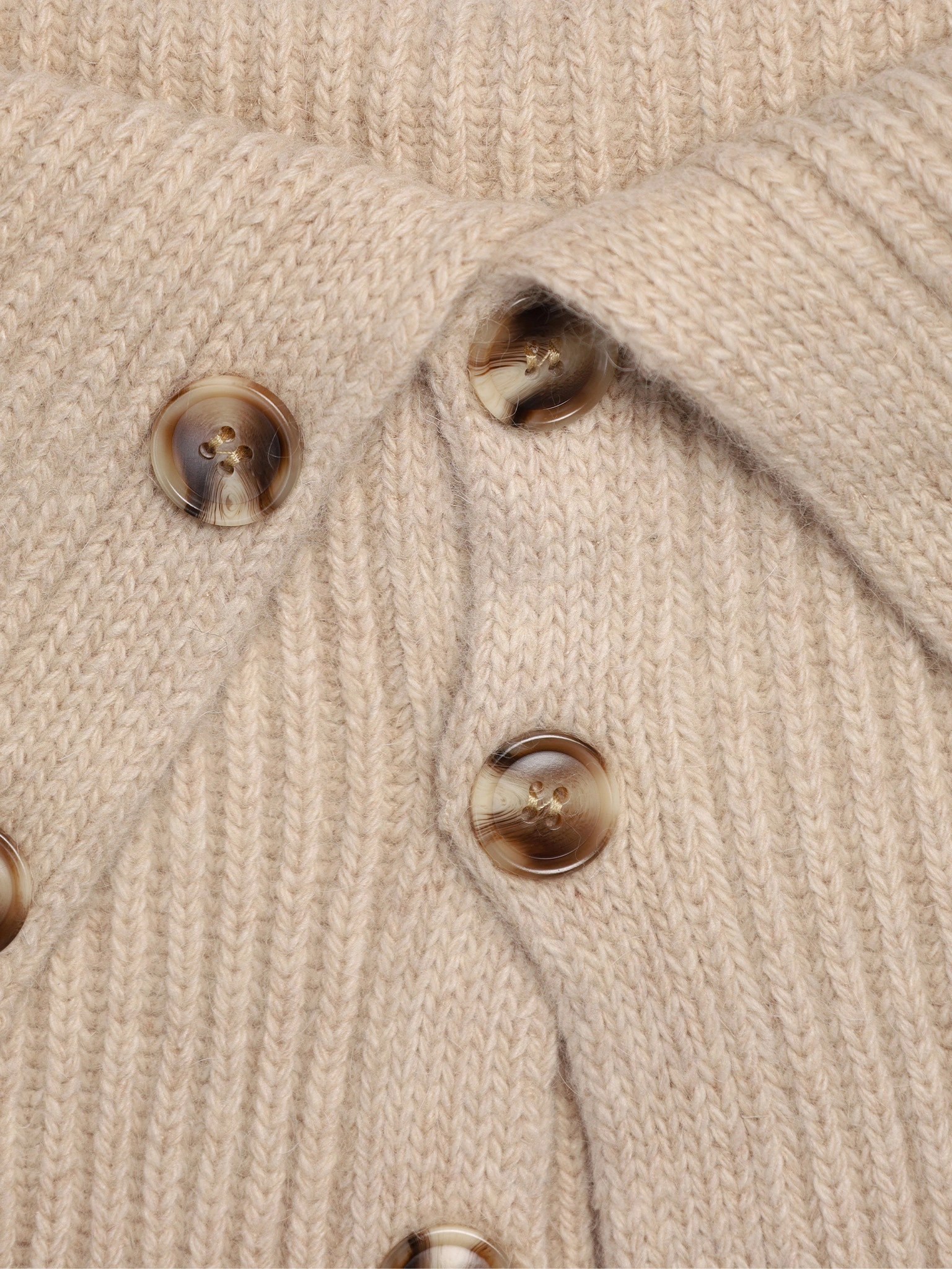 Шарф-манишка на пуговицах с декоративной нашивкой в ассортименте